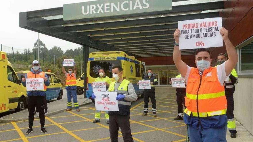 Los técnicos se concentraron frente al Hospital do Salnés (en la imagen) y también en O Grove. // FdV