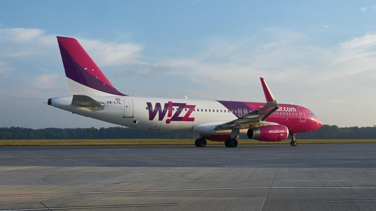 Un avión de Wizz Air aterriza en un aeropuerto