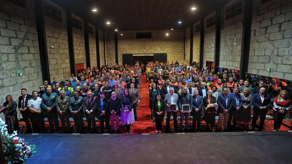 Autoridades y homenajeados en el Espacio Cultural Cine Viejo de Candelaria.