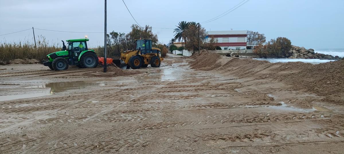 Cullera refuerza de nuevo sus defensas costeras tras más de 24 horas de fuerte temporal marítimo