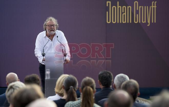 El FC Barcelona ha inaugurado esta tarde la estatua realizada en homenaje a Johan Cruyff, en la esplanada del Camp Nou.