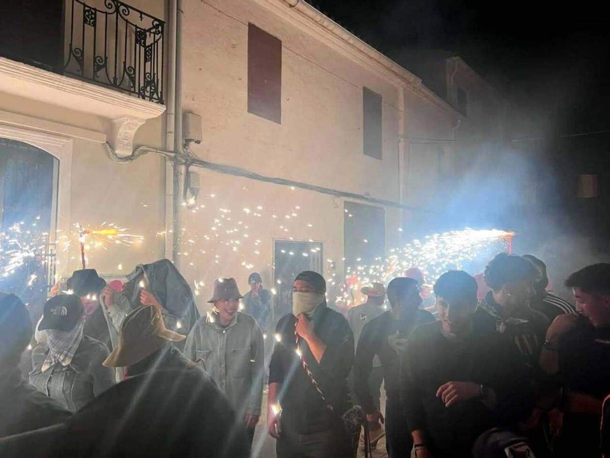 El "correfocs" se celebra por las calles de Piles