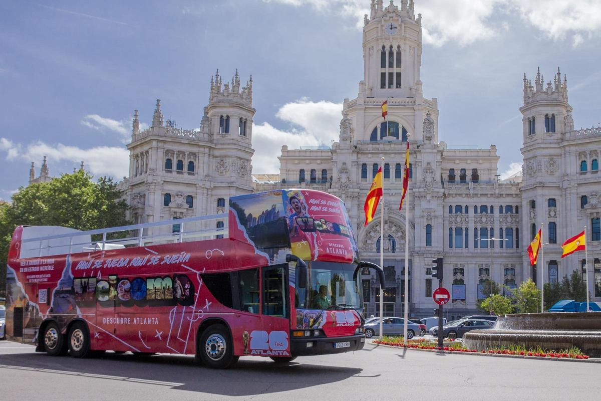 Un autobús customizado en Madrid que anima a visitar Atalanta