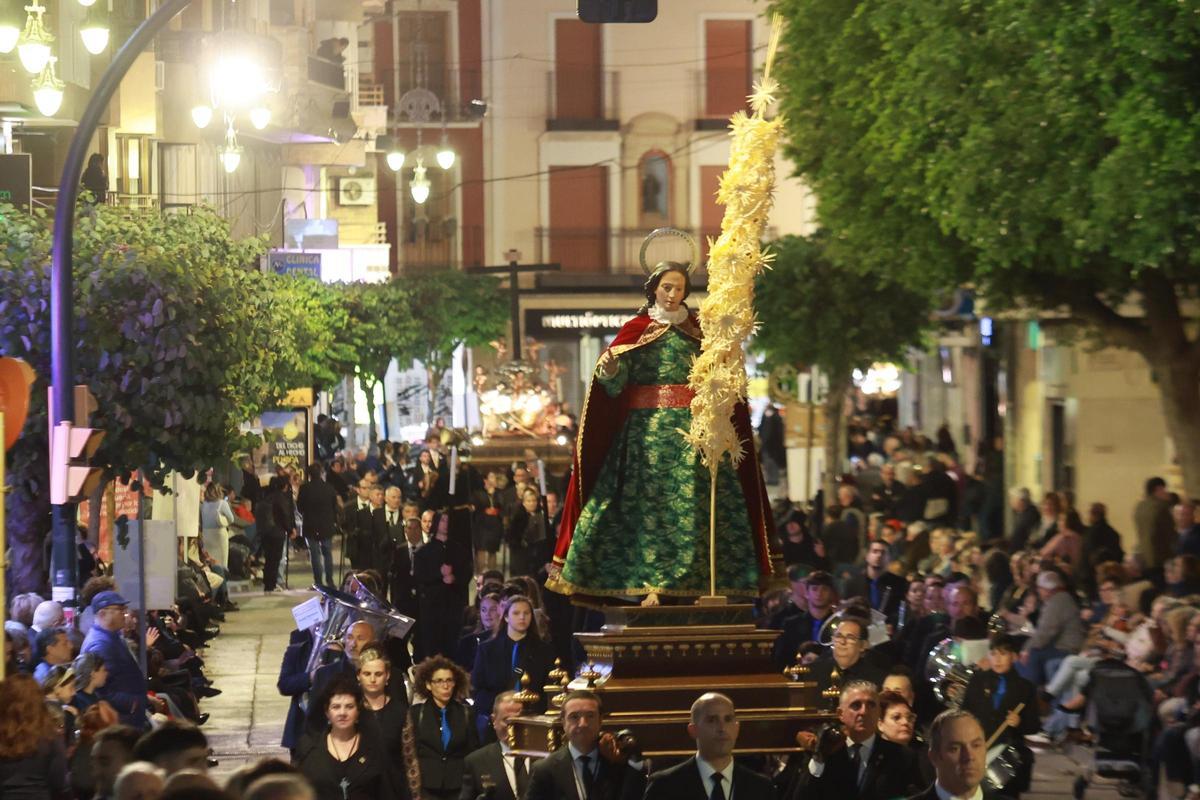 La Semana Santa se convierte en un relato vivo que avanza por las calles y que habla, al mismo tiempo, del pasado y del presente de la ciudad.