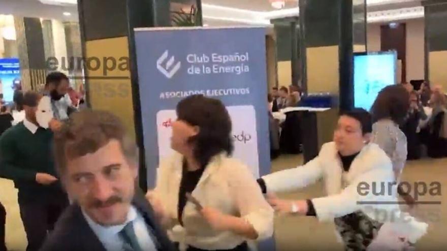 Activistas climáticos irrumpen en un evento en el que estaba Teresa Ribera