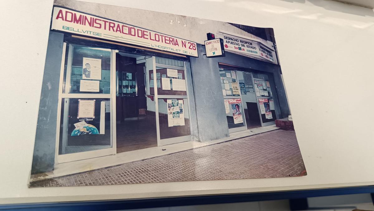 Fotografía de ambas administraciones de lotería, cuando eran la misma, en el barrio de Bellvitge de L'Hospitalet