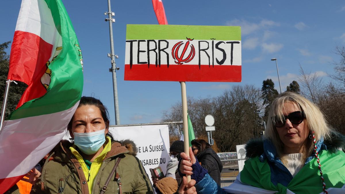 Varias mujeres protestan contra el Gobierno iraní tras la muerte de Mahsa Amini.