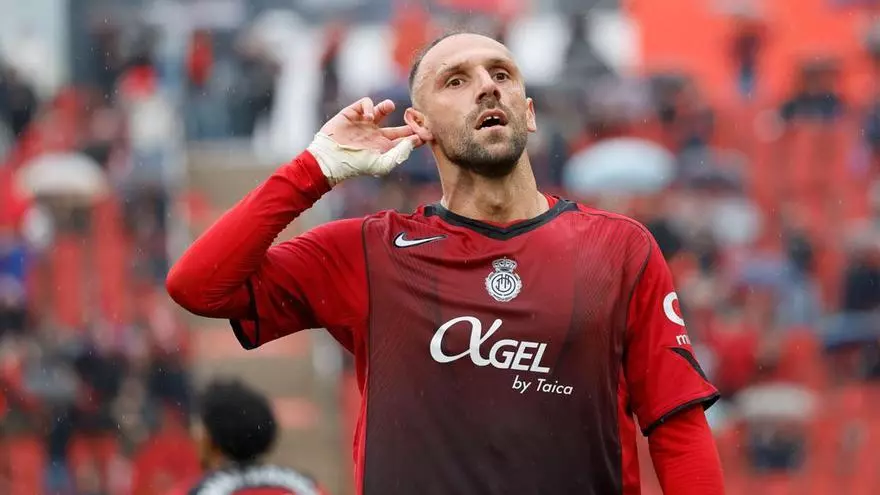 Muriqi remató sin piedad el centro de Samu Costa para abrir la lata