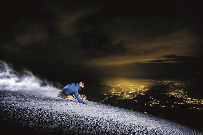 El 'freerider' Flo Orley practicando 'snowboard' en Innsbruck, Austria.