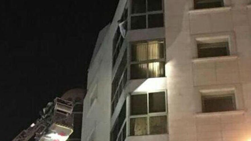Rescatan a una niña que estaba colgando de la ventana de un séptimo piso en Alicante