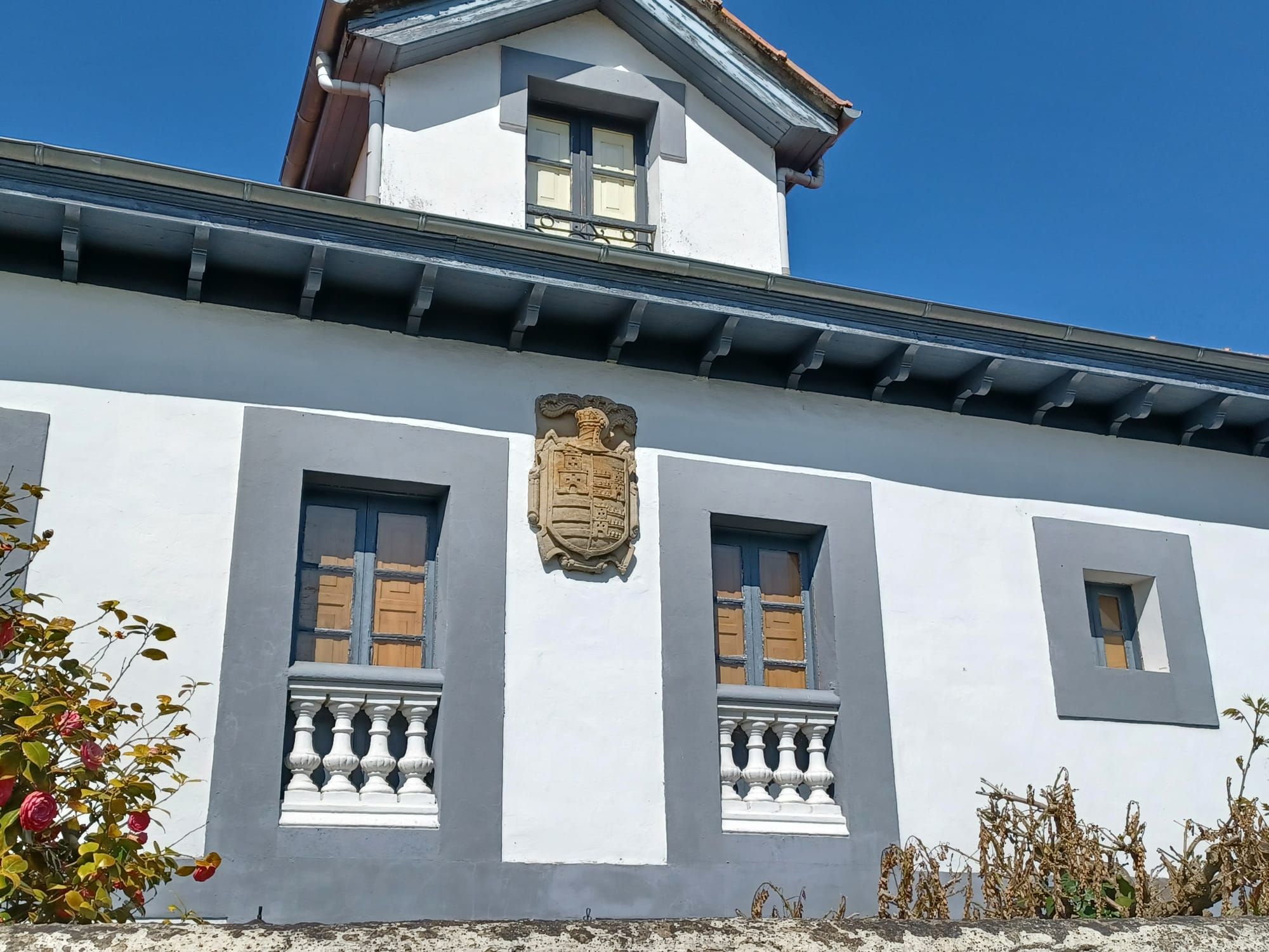 Así es la casa del escudo de los tres castillos que está a la venta en Llanera