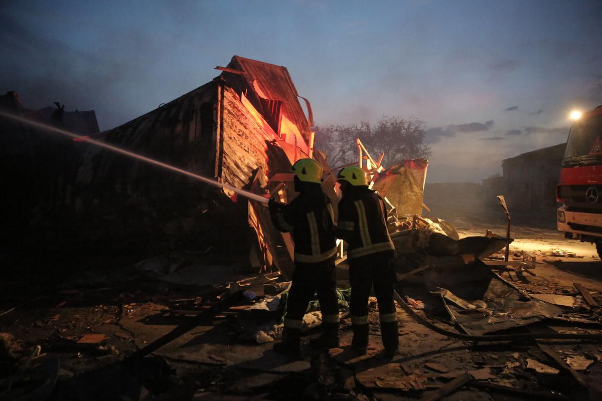 Las víctimas de los presuntos ataques aéreos pakistaníes en Kabul son evacuadas.