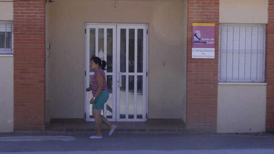 Una vecina pasa por delante de la entrada del consultorio médico de Molacillos.