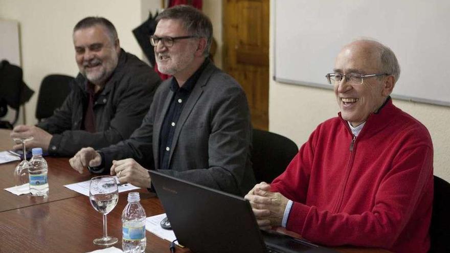 Faustino López, a la derecha, junto a Juan Jesús Alonso y Juan Ignacio Castro, durante la charla.