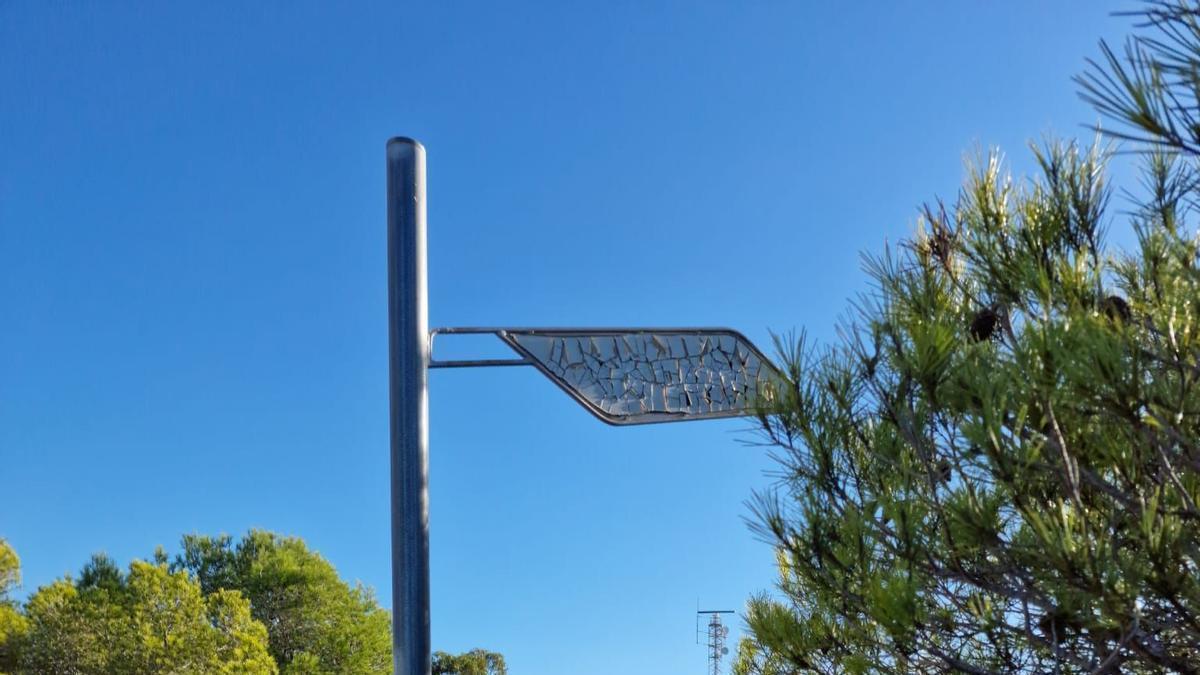 Una de las señales de la Sierra de Santa Pola, donde no se lee nada