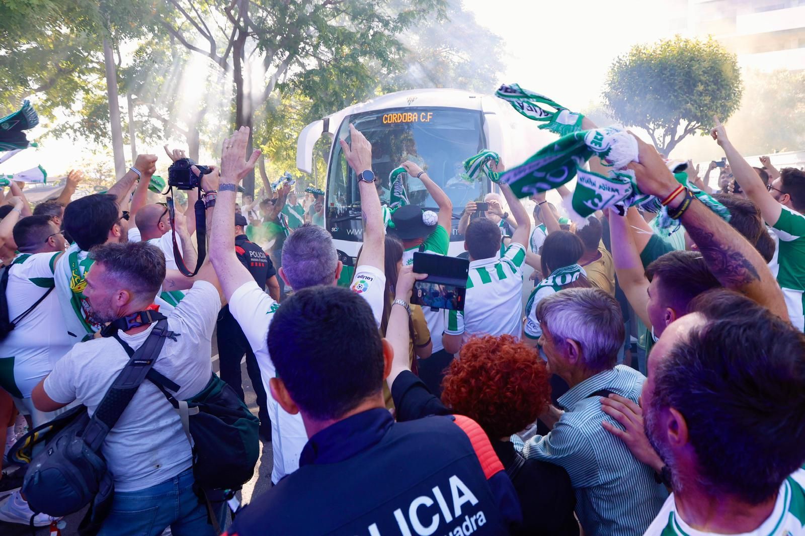 Barcelona Atlétic-Córdoba CF | El recibimiento al equipo de la afición cordobesista, en imágenes