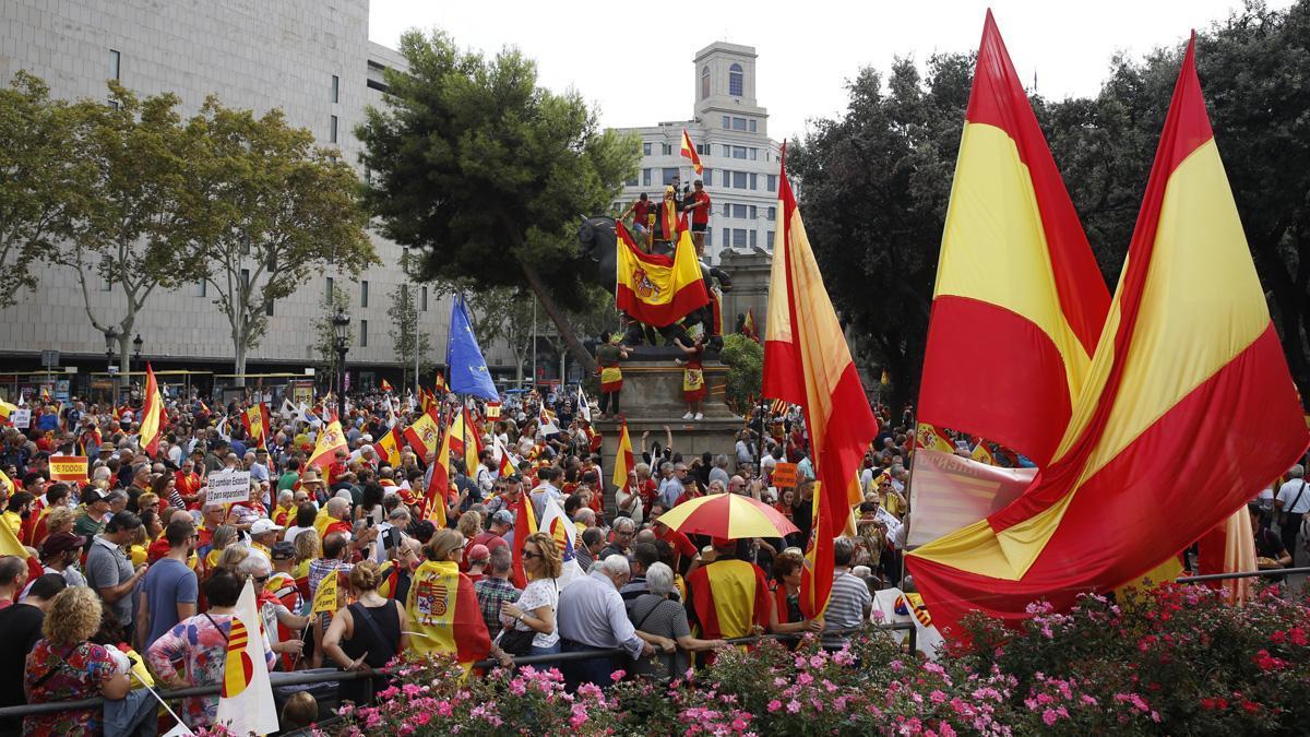 Miles de personas participan en Barcelona en la manifestación por la unidad de España