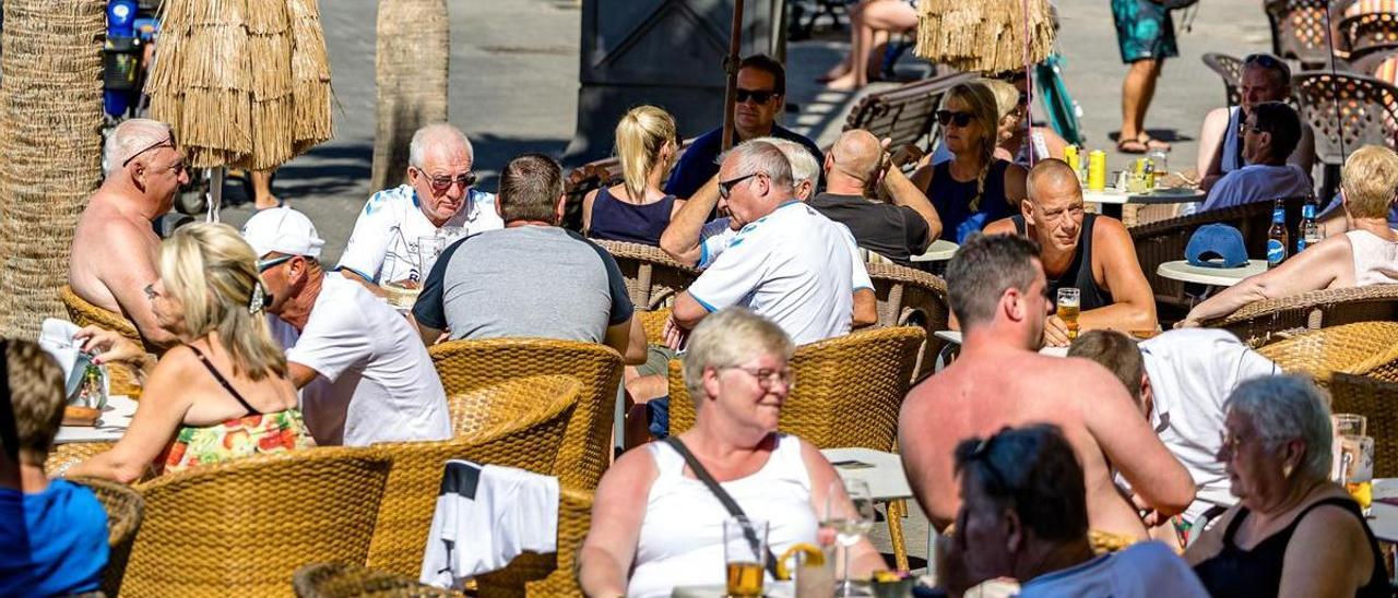 Turistas ingleses en una terraza en un bar de Benidorm.