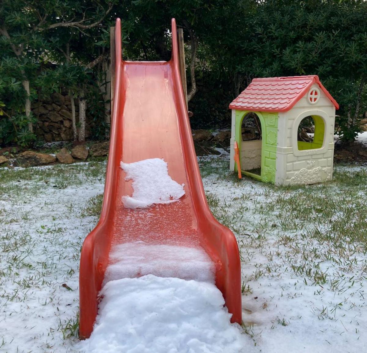 Las temperaturas se desploman y sa Talaia de Sant Josep se cubre de nieve | J.TORRES