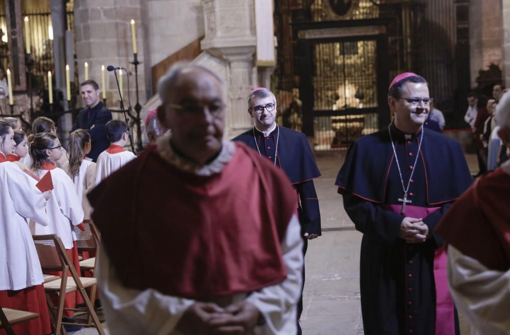 Miles de personas llenan la Seu para arropar a monseñor Vadell