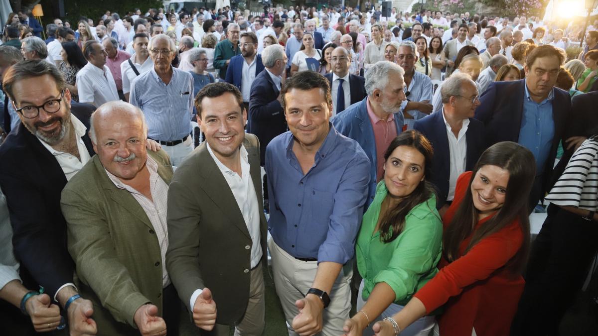 Juanma Moreno y José María Bellido, en el centro, en un mitin de las elecciones andaluzas en Córdoba.