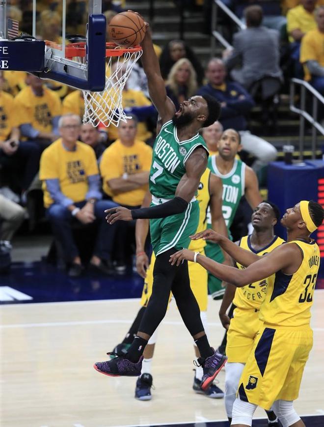 Jaylen Brown # 7 de los Celtics de Boston lanza a canasta contra los Indiana Pacers en el tercer cuarto de la primera ronda de los Playoffs de la NBA de 2019 en Bankers Life Fieldhouse.