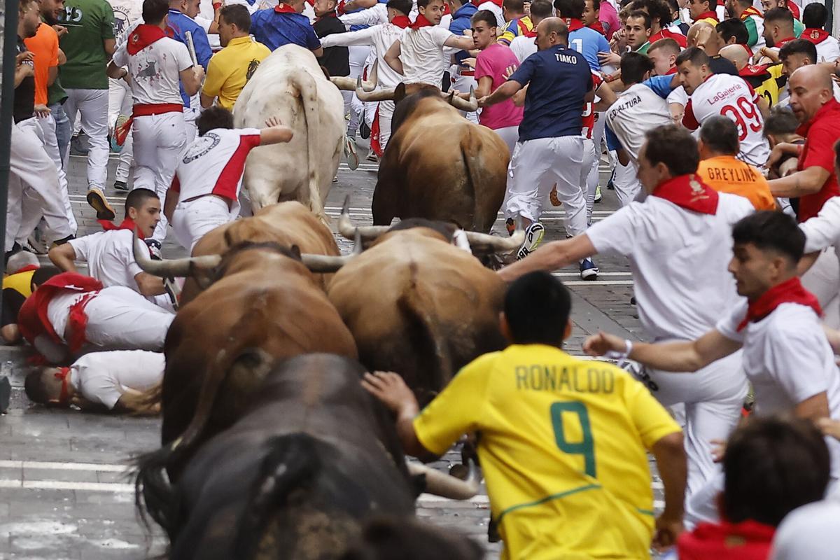 Sexto encierro de los Sanfermines, tenso, emocionante y protagonizado por los toros de la ganadería de La Palmosilla.