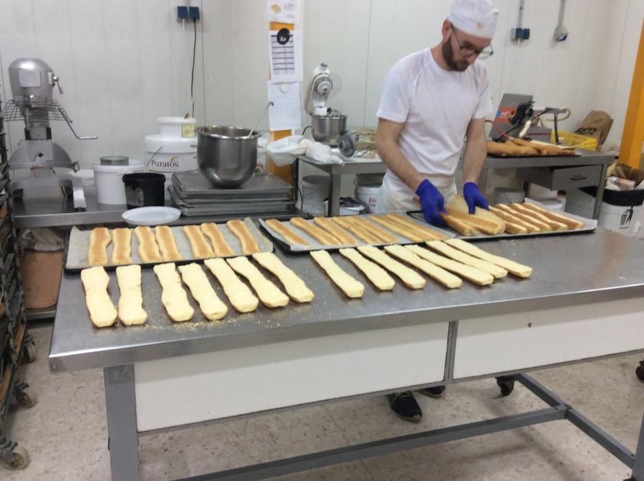 Elaboración de torrijas en el obrador de Tejeros.