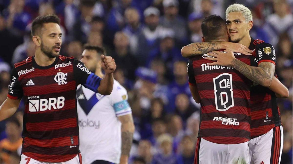 Pedro, el mejor del Flamengo, es felicitado por su hat-trick