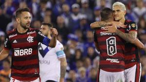 Pedro, el mejor del Flamengo, es felicitado por su hat-trick