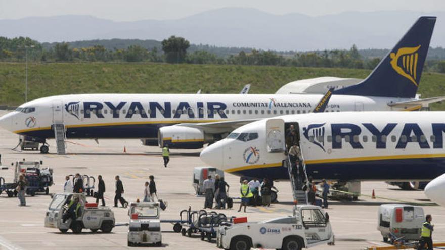 Vols de Ryanair a les pistes de l&#039;aeroport de Girona, al maig.
