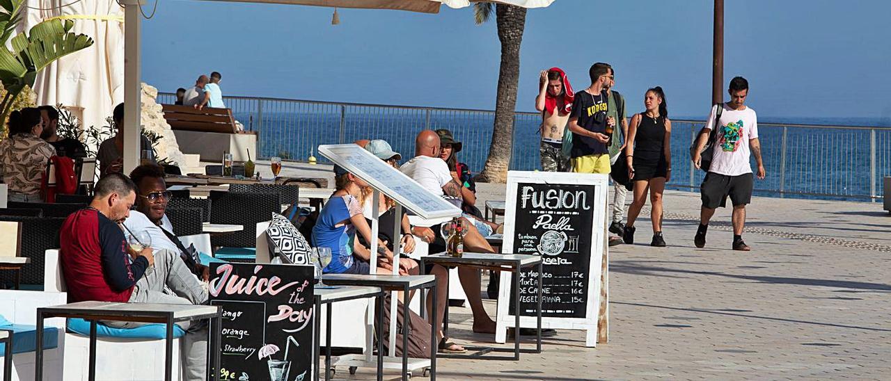 Una terraza en Eivissa.  | VICENT MARÍ