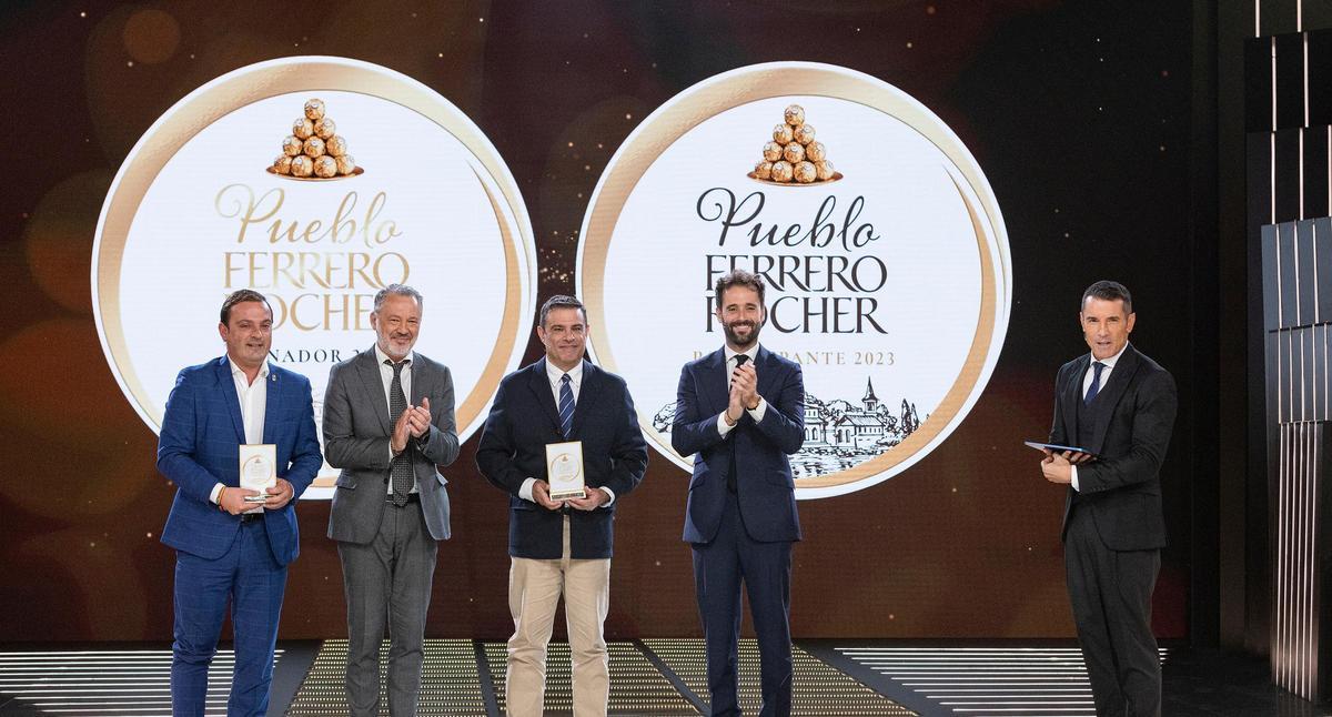 El alcalde de Peñíscola, Andrés Martínez (primero por la izquierda), fue a Madrid a recoger la distinción de 'pueblo Ferrero Rocher'.