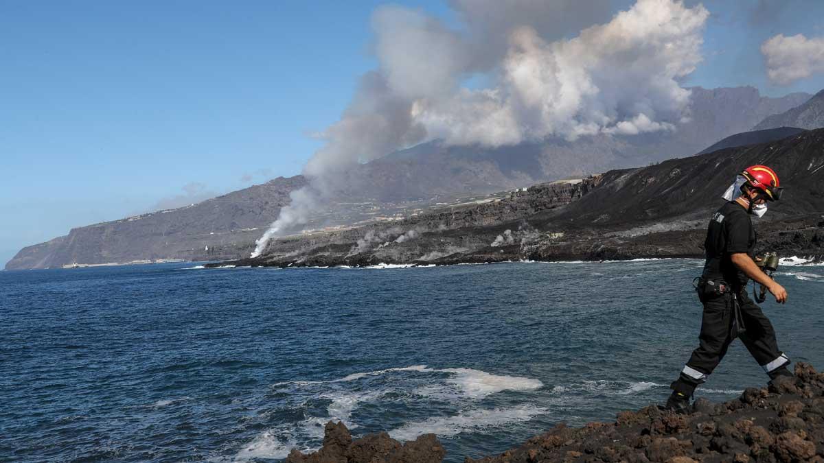 Nueva fajana: la lava del volcán de La Palma llega al mar y crea otro delta