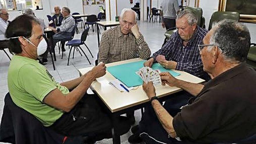 Usuarios del centro social de mayores de Molina de Segura jugando ayer por la tarde a las cartas.