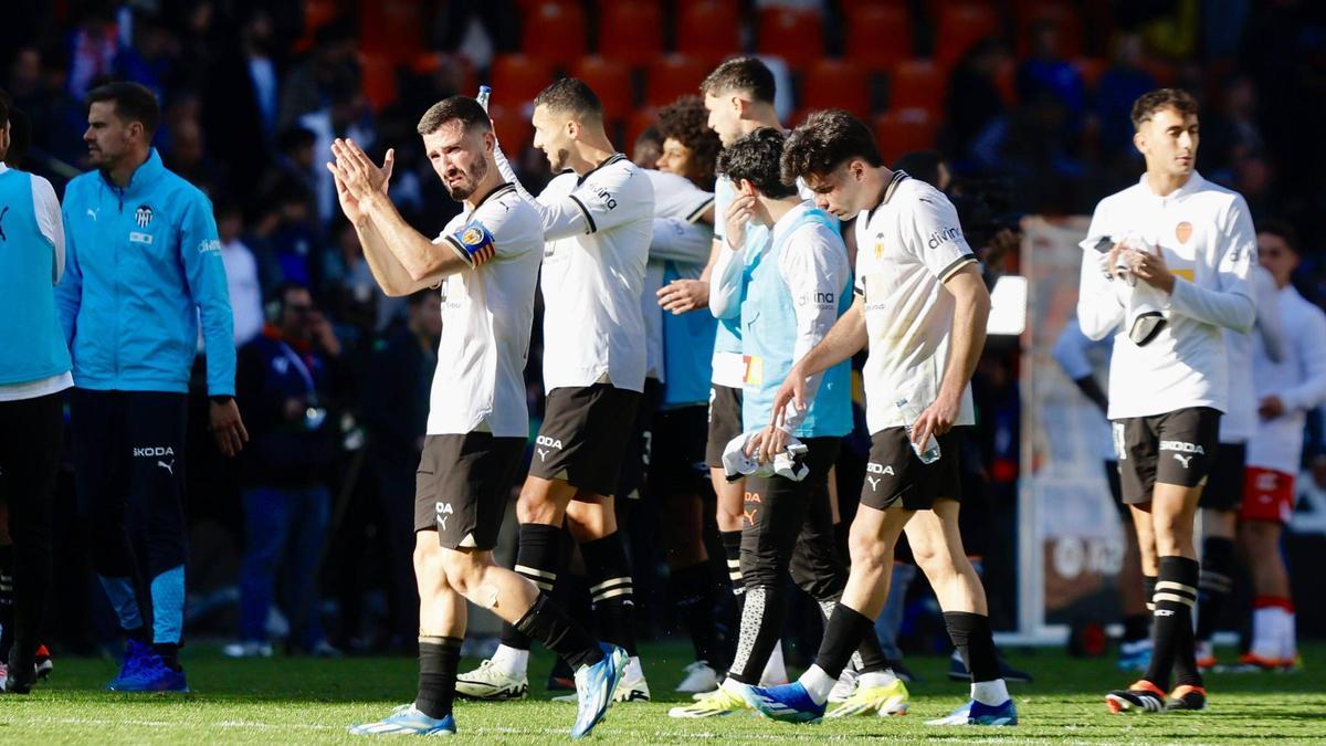 Los jugadores del Valencia CF, tras ganar al Almería en Mestalla en el último compromiso liguero.