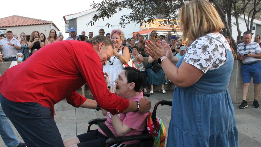 Bertín Osborne manages to dazzle his fans in a crowded square in Santiago del Teide