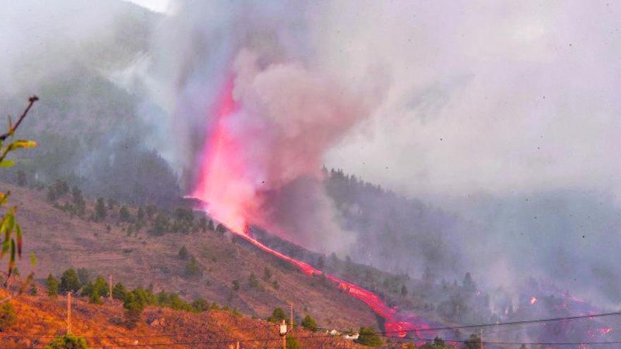 El volcán expulsa el material magmático y crea coladas ladera abajo.