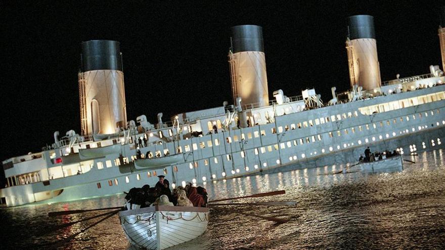 Los pasajeros del Titanic, abandonando el barco, en una escena de la película