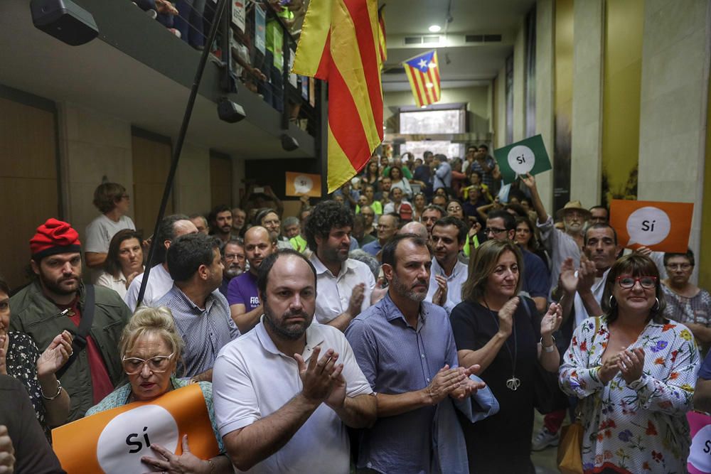 Am Mittwochabend (20.9.) zeigten sich Hunderte Teilnehmer an der Kundgebung in der Balearen-Hauptstadt solidarisch mit den Befürwortern des Referendums in Katalonien zur Loslösung von Spanien.