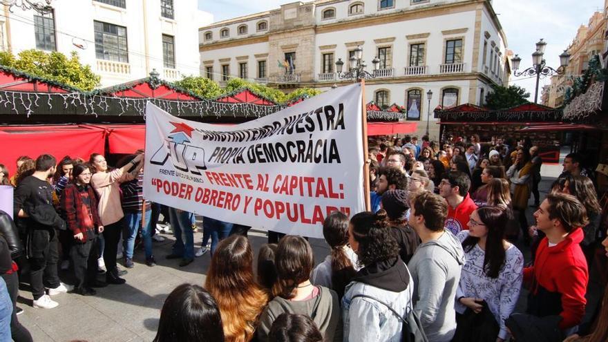 La concentración del Sindicato de Estudiantes toma el mercado navideño de las Tendillas