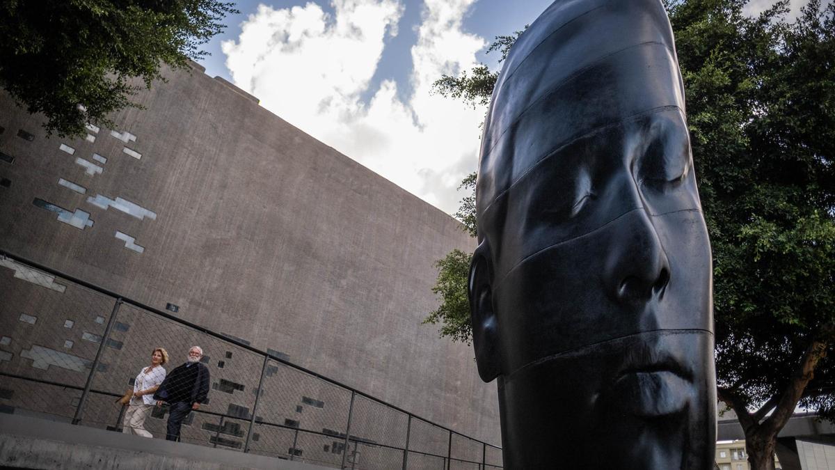 Exterior del TEA Tenerife Espacio de las Artes, del donde acaba de ser instalada una escultura de Jaume Plensa.