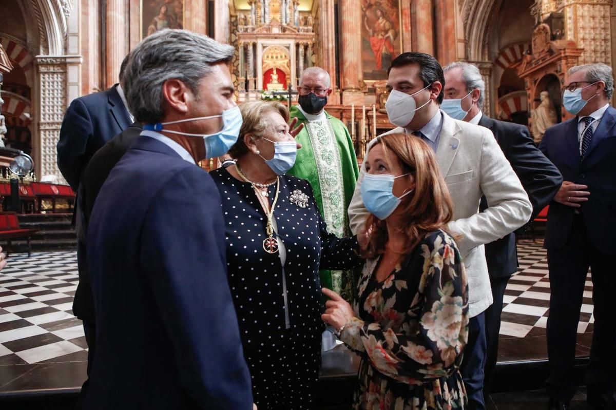 Olga Caballero y la junta directiva de la Agrupación de Cofradías toman posesión en la Catedral