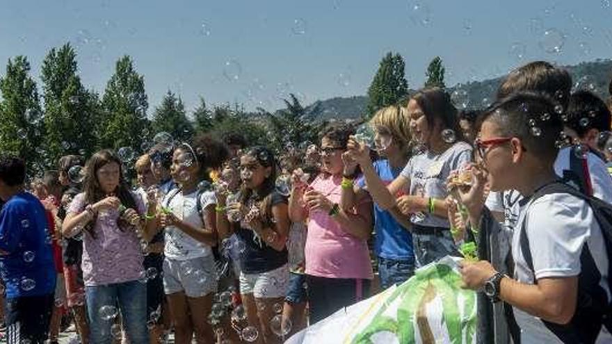 Jóvenes del campamento urbano en la inauguración. // Carlos Peteiro