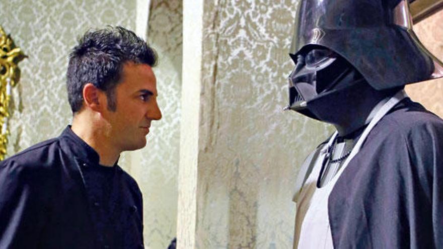 Santi Taura reta al Darth Vader de Vicente Terrés expuesto en la muestra abierta en el Palau d´Aiamans (Lloseta).