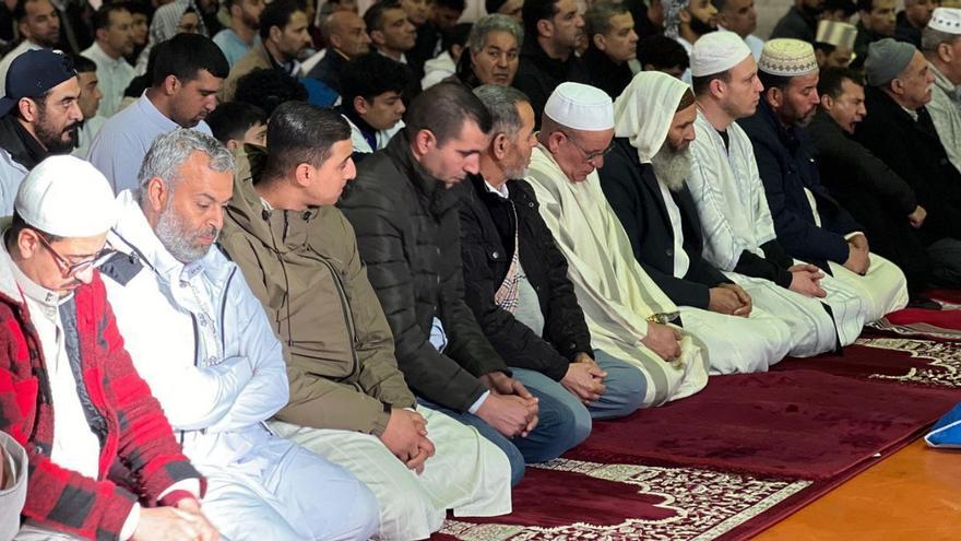 Hombres musulmanes durante la oración del Eid, en Vilaboa.