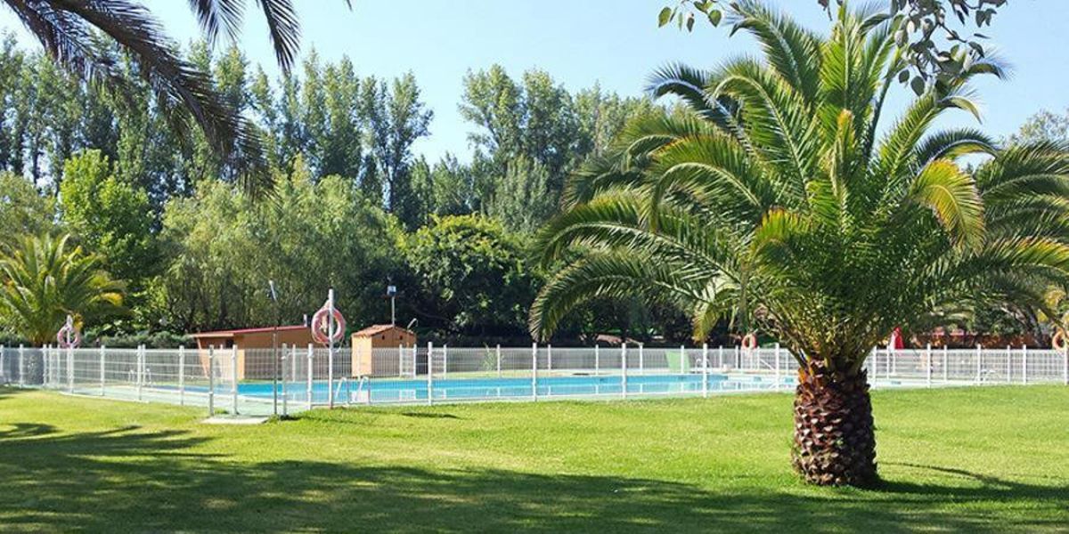 Piscina del camping La Chopera