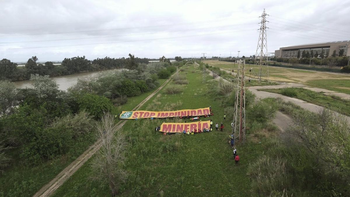 Una acción contra los vertidos de la mina de Aznalcóllar de Ecologistas en Acción el pasado mes de mayo