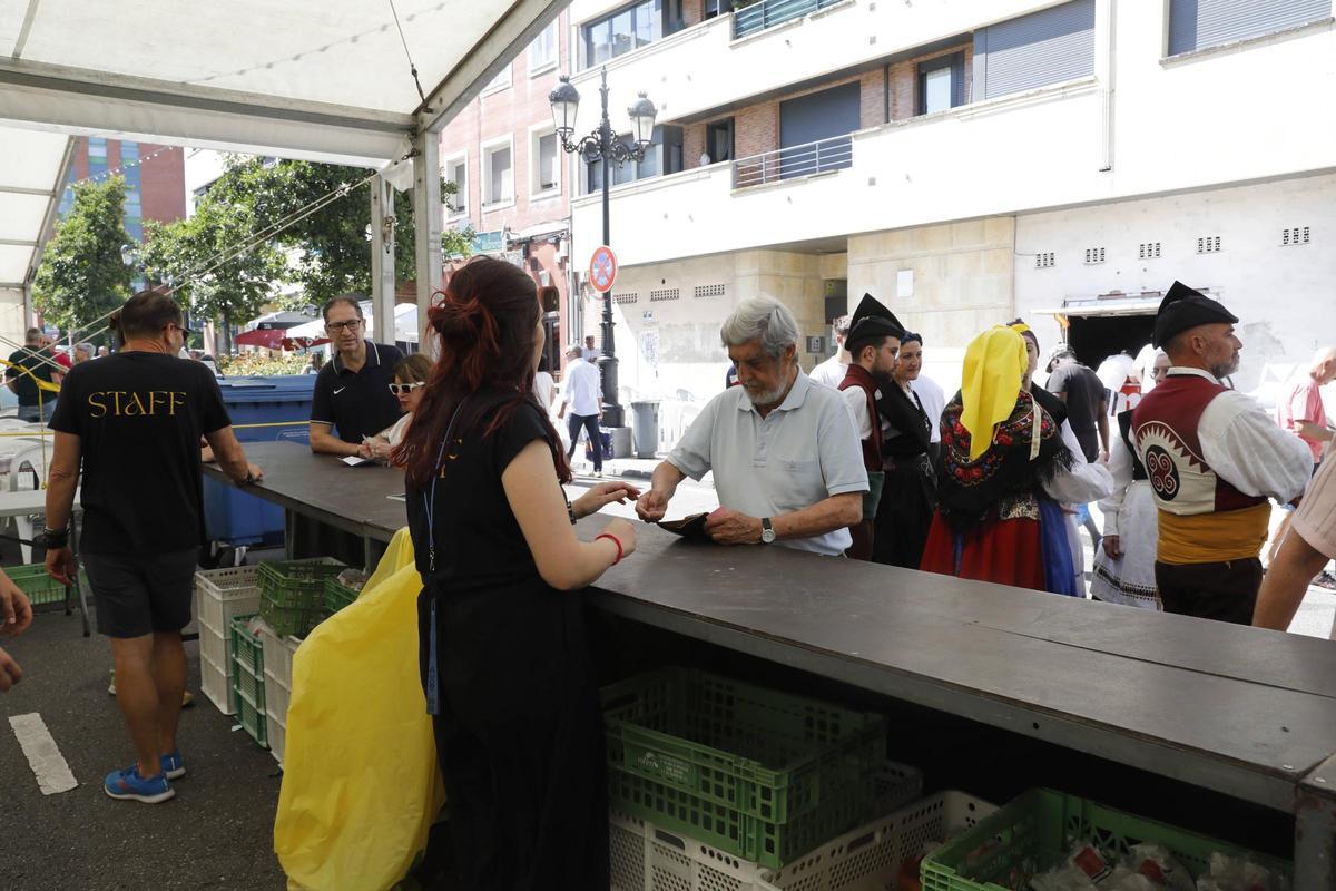Santullano dice adiós a las fiestas de Santa Filomena con el reparto de 4.200 bollos preñaos en Oviedo, en imágenes