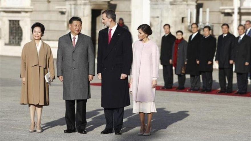 El presidente chino y su esposa, recibidos con honores militares por los Reyes